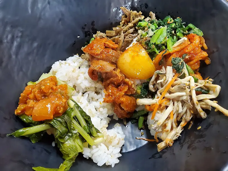 갖가지 나물과 두루치기를 넣어 비빈 보리밥