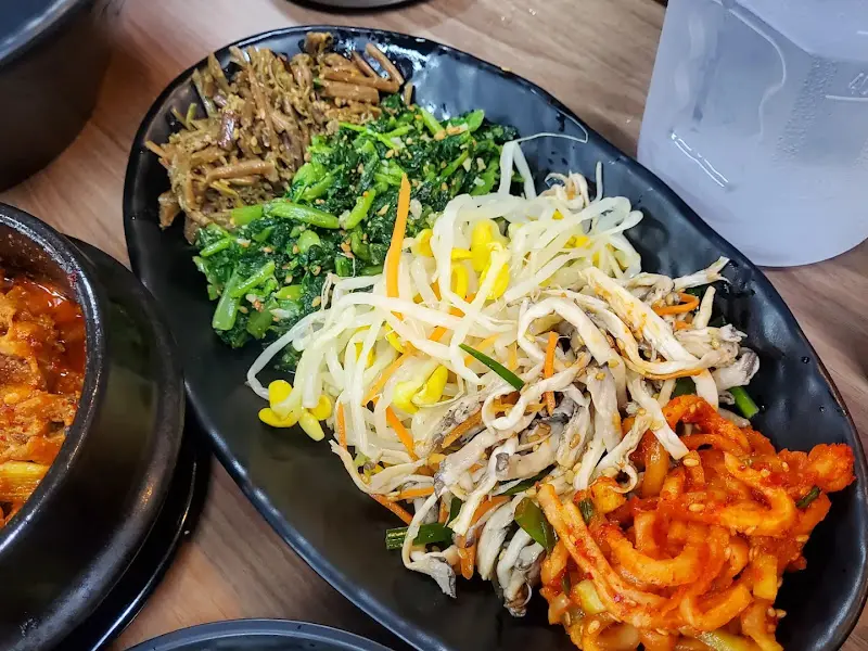 정갈하게 담겨 나온 나물들