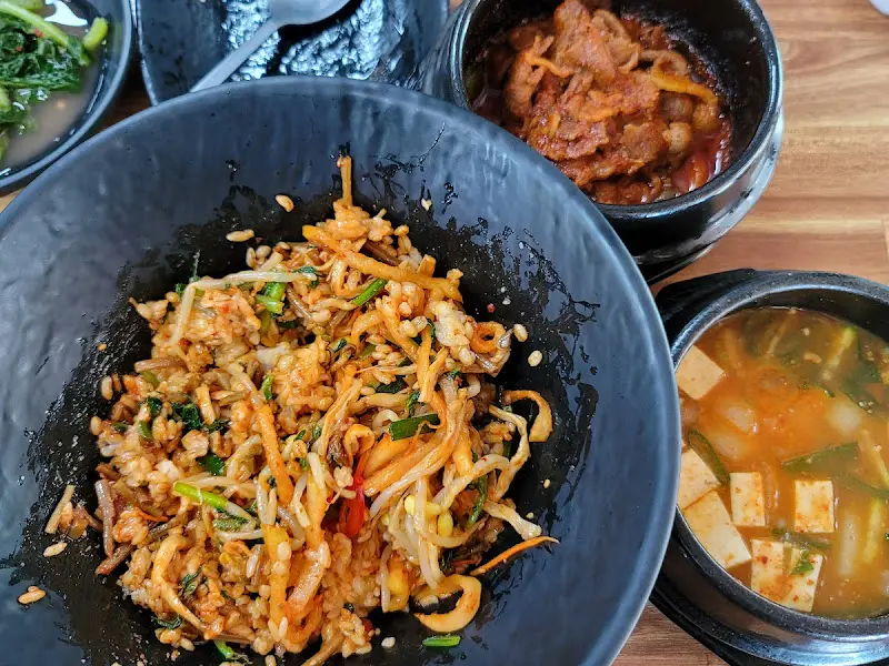 보리밥에 나물을 넣어 비비는 모습