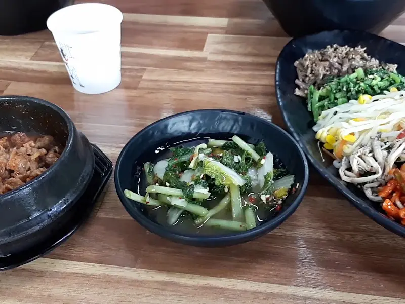 테이블 위에 놓인 반찬들