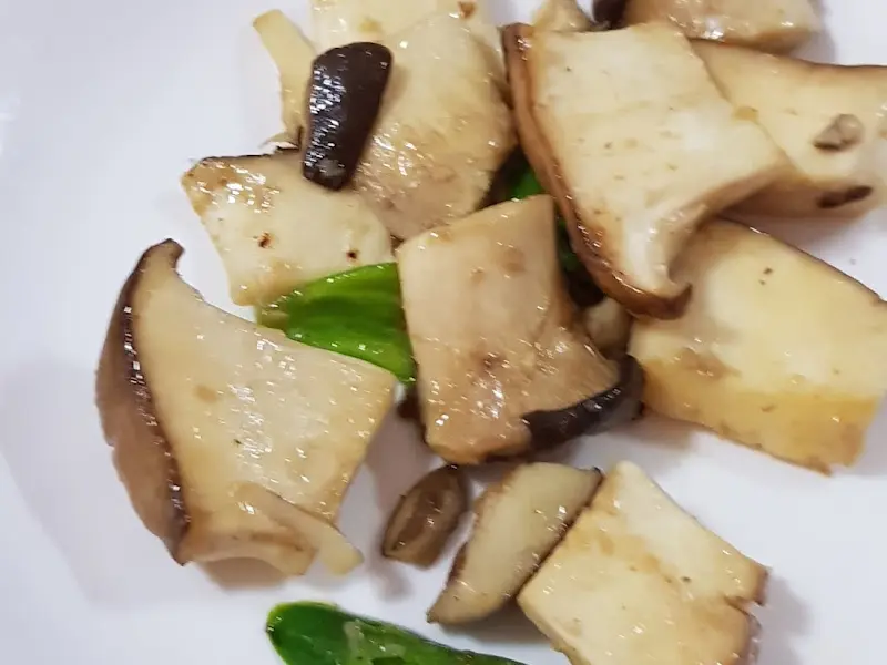 윤기가 자르르 흐르는 송이버섯 구이