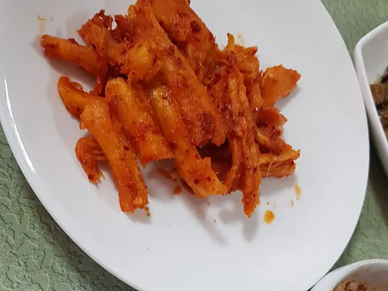 매콤한 양념이 입맛을 돋우는 더덕구이