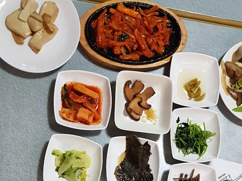 정갈한 반찬들이 놓여진 테이블 전경