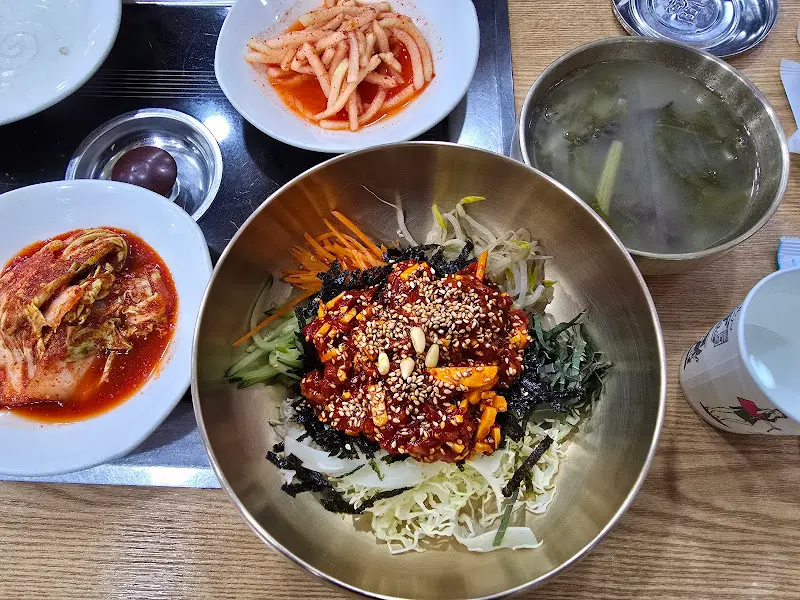 육회비빔밥과 밑반찬