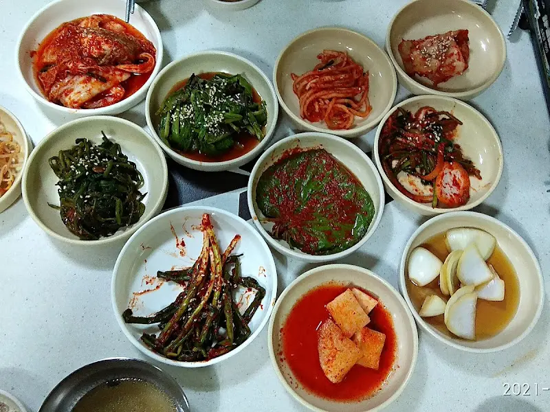 다채로운 밑반찬들이 정갈하게 담겨 있는 모습