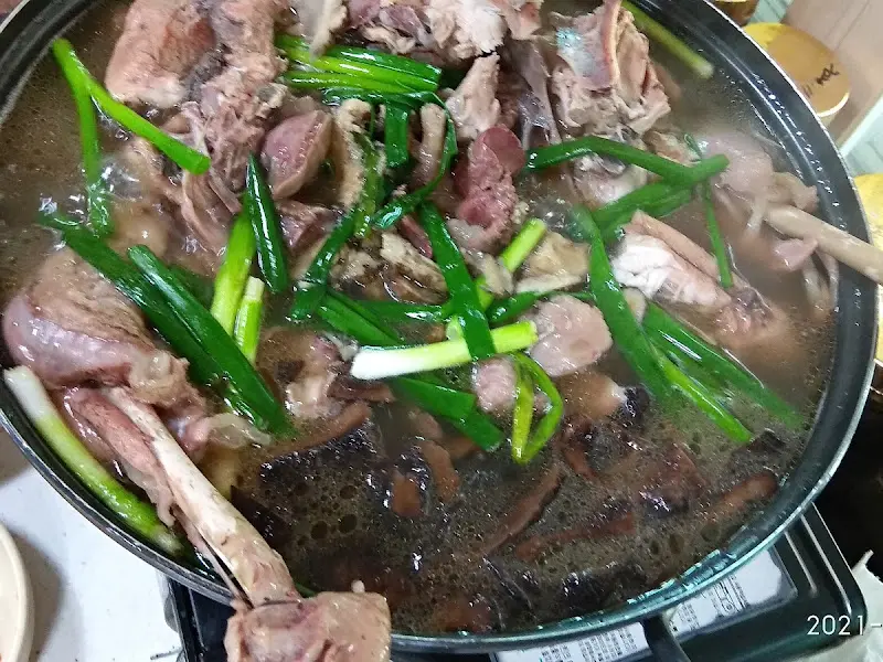 능이버섯과 약초가 듬뿍 들어간 백숙의 모습