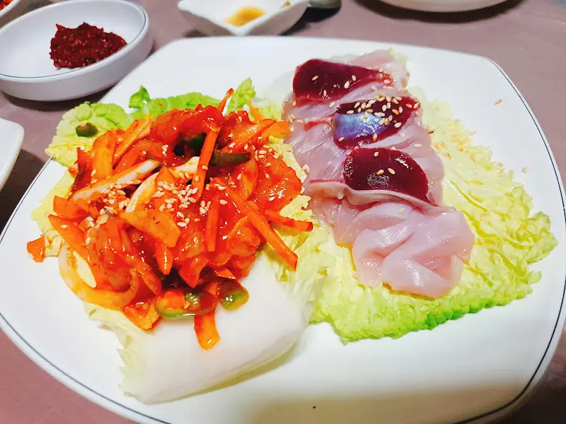 신선한 닭회와 매콤한 닭회무침