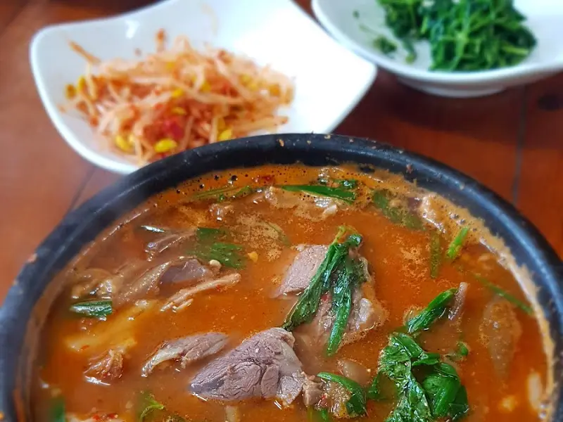 진한 국물이 일품인 오리탕