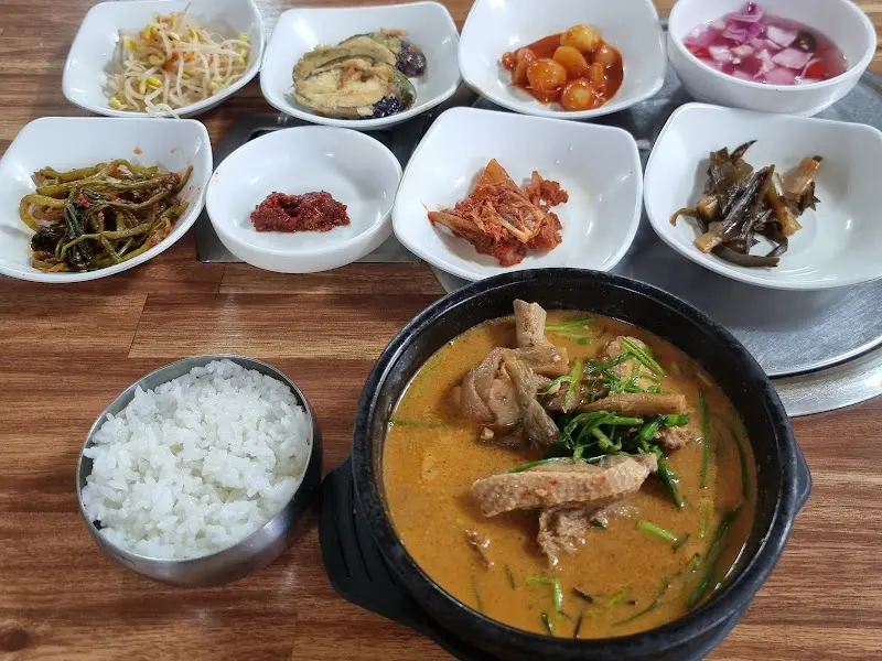 푸짐한 밑반찬과 오리탕 한 상 차림