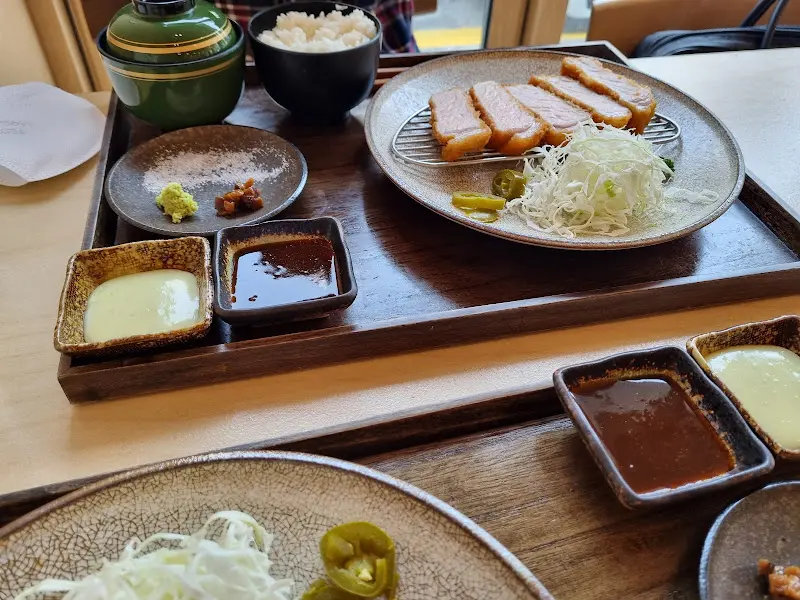 다양한 소스와 곁들임이 풍성한 키오쿠의 한상차림