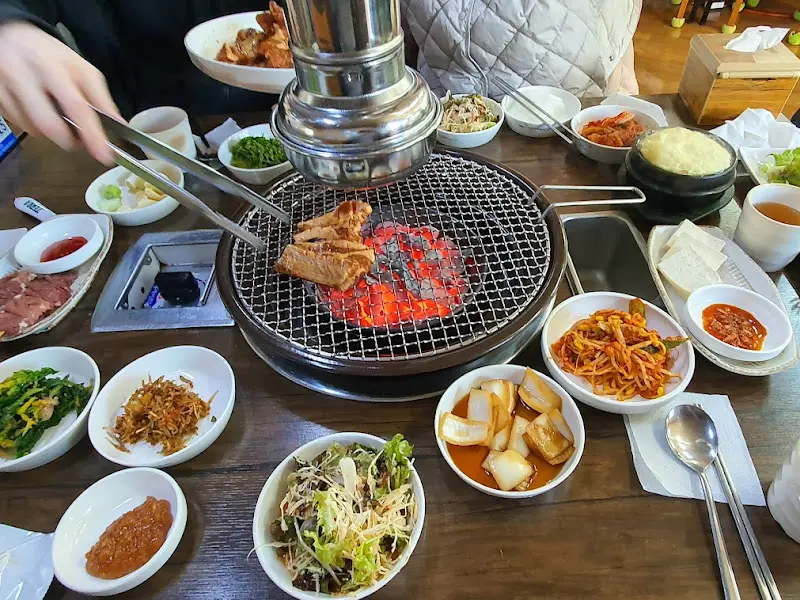 불판 위에서 맛있게 익어가는 목살