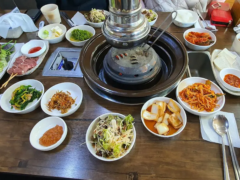 푸짐하게 차려진 테이블 전체샷