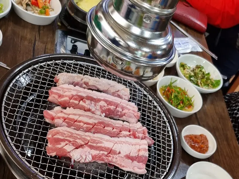 불판 위에서 맛있게 구워지는 삼겹살