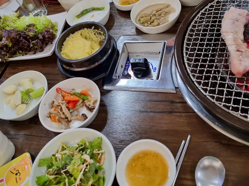 다양한 곁들임 반찬들의 모습