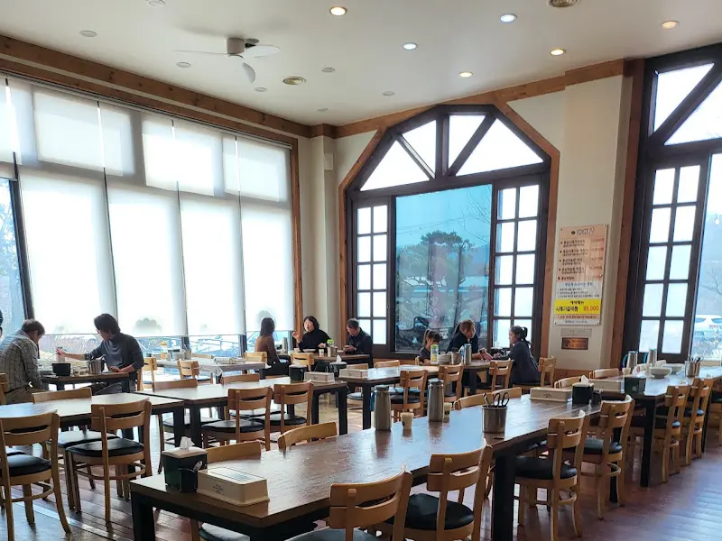 넓은 식당 내부