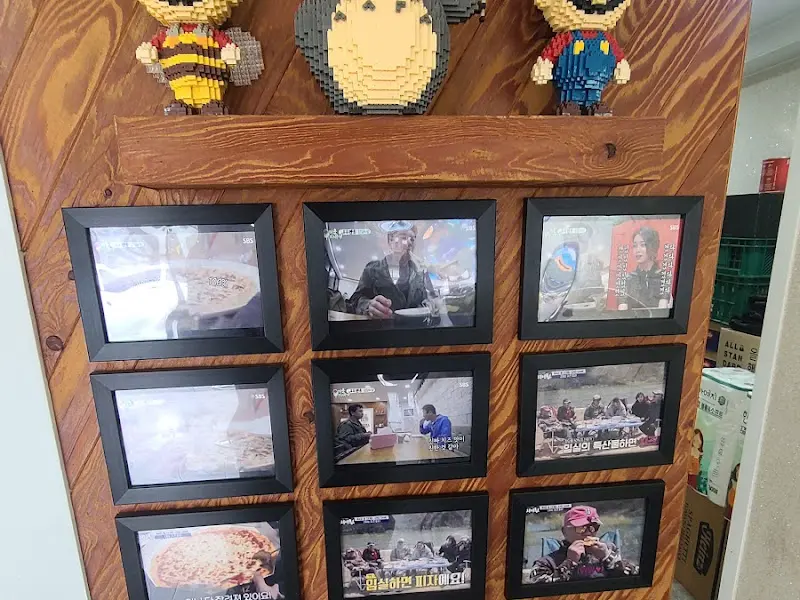 이즈피자 내부 장식