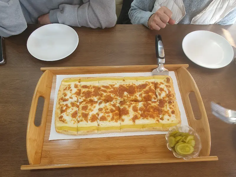 피자 먹는 모습