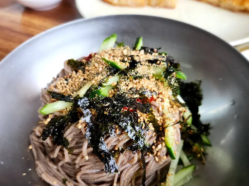 김가루와 깨가 듬뿍 뿌려진 막국수