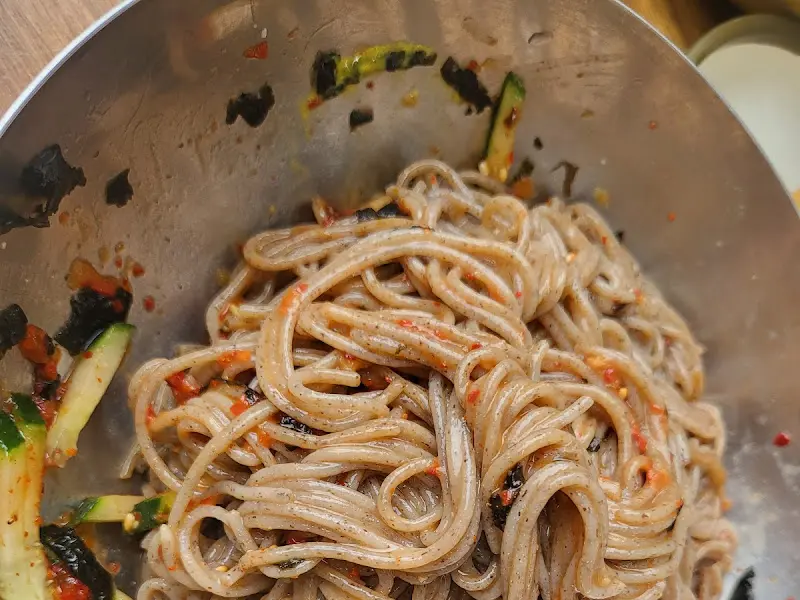 비벼진 막국수의 모습