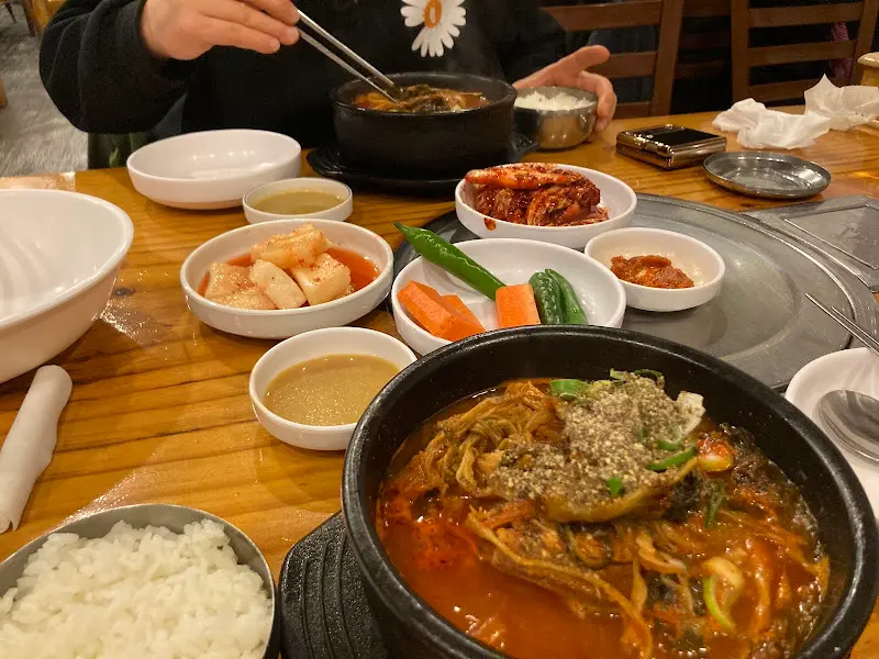 어머니 감자탕 뼈해장국과 반찬