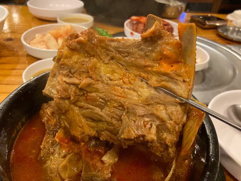 뼈에 붙은 푸짐한 살점