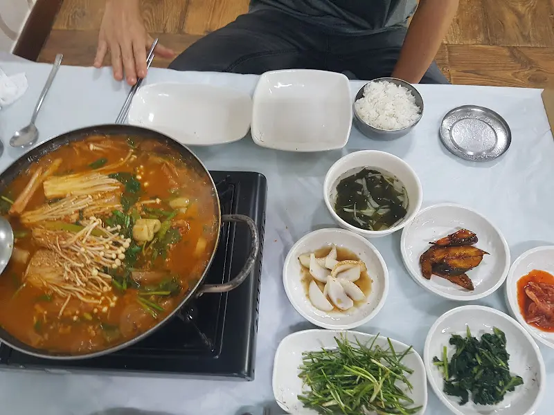 푸짐하게 차려진 매운탕 한 상