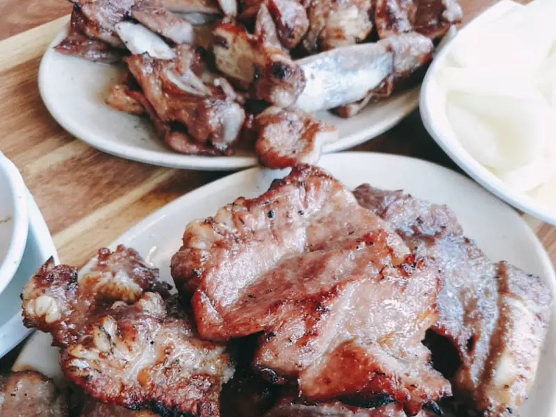 윤기가 흐르는 돼지갈비