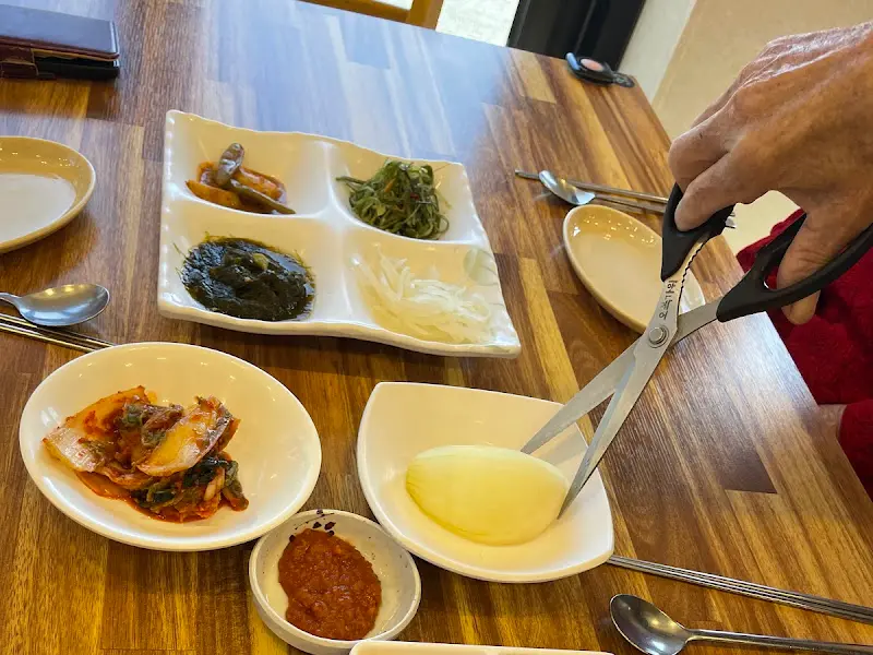 갈비를 자르는 모습