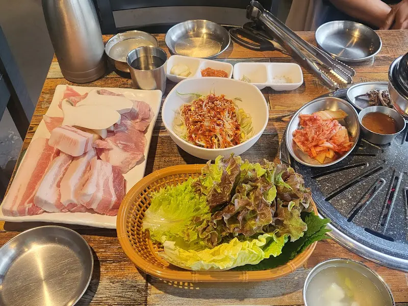 푸짐하게 차려진 밑반찬