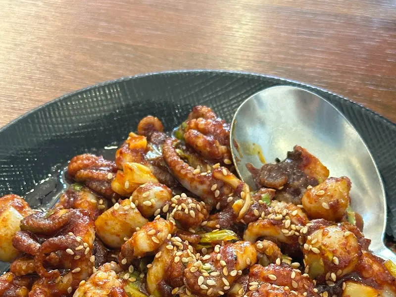 윤기가 흐르는 쭈꾸미볶음