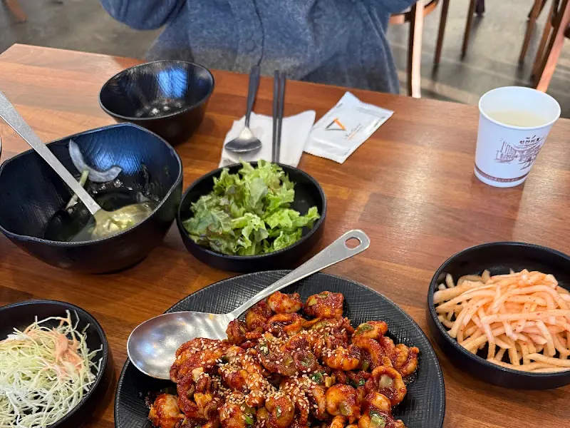 쭈꾸미볶음과 밑반찬