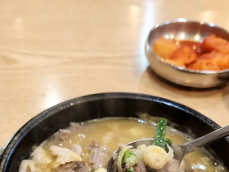 테이블 위에 놓인 깍두기