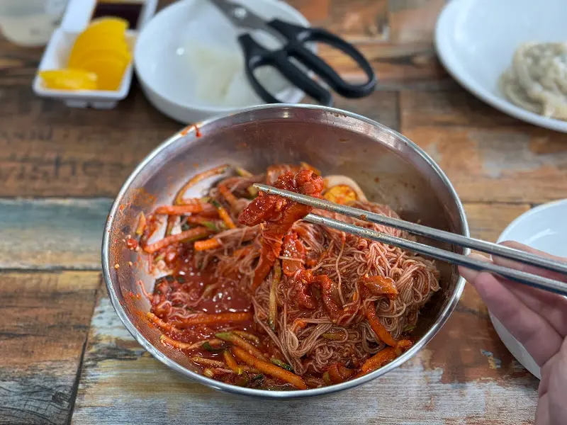 회냉면 한 젓가락