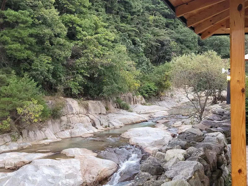 졸졸 흐르는 계곡 옆에서 즐기는 여유