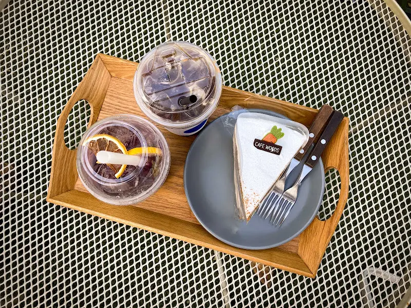 정갈하게 담긴 뱅쇼와 말렌카 케이크