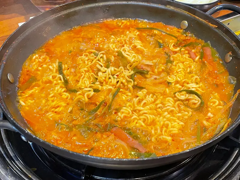 보글보글 끓고 있는 부대찌개