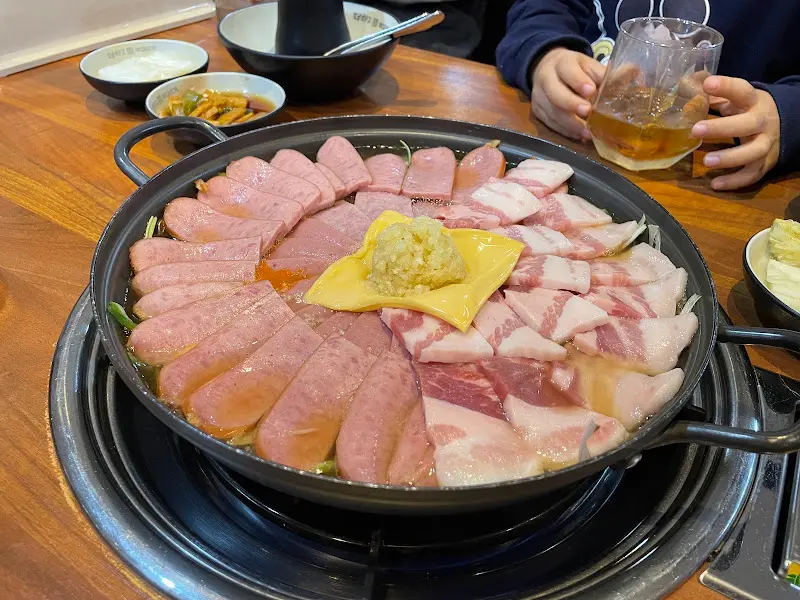 푸짐한 햄과 삼겹살이 인상적인 부대전골