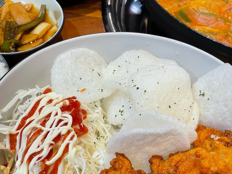 기본 반찬과 튀김 과자