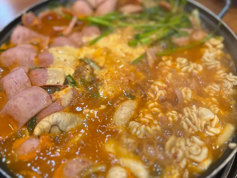 보글보글 끓는 부대찌개 속 알곤이
