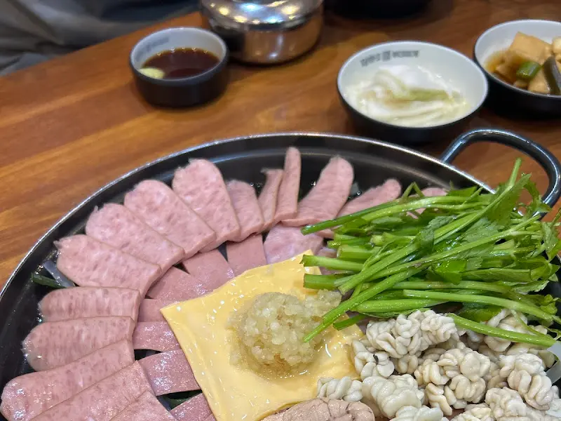 정갈하게 담긴 부대전골 재료