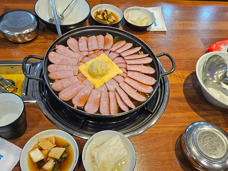 한 상 가득 차려진 부대찌개