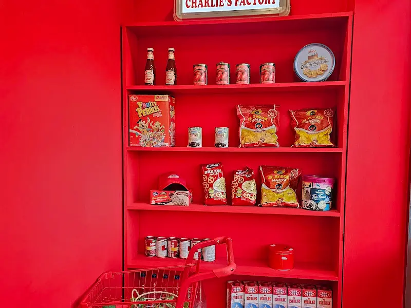 빨간색 선반에 진열된 상품들