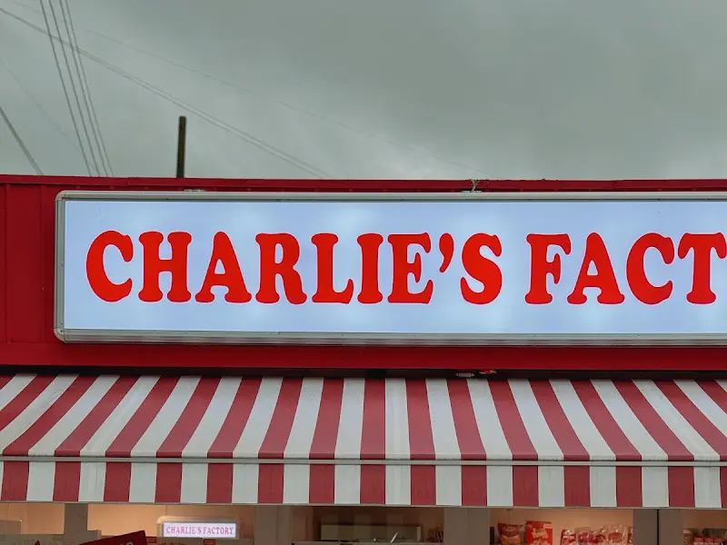 CHARLIE'S FACTORY 간판