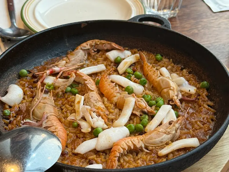 해산물이 듬뿍 들어간 빠에야