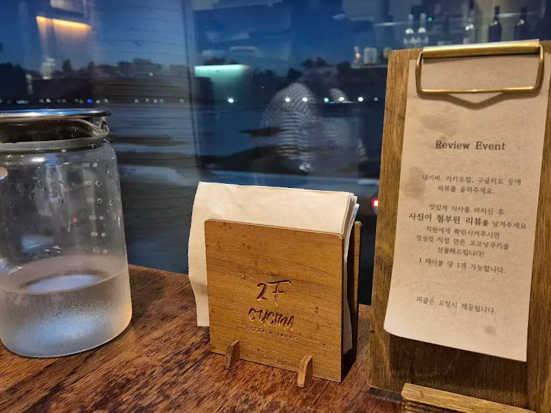 은은한 조명 아래 놓인 테이블