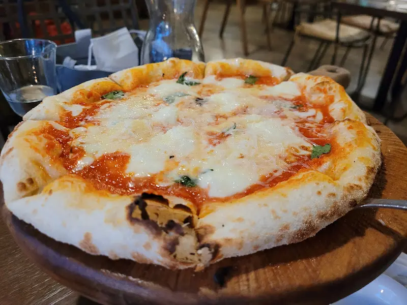 화덕에서 갓 구워져 나온 마르게리따 피자