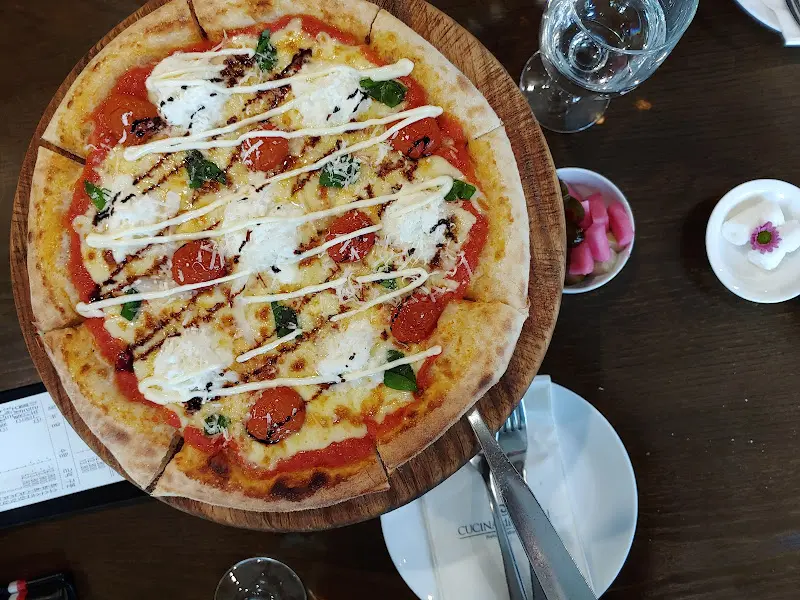 마르게리따 피자의 단면