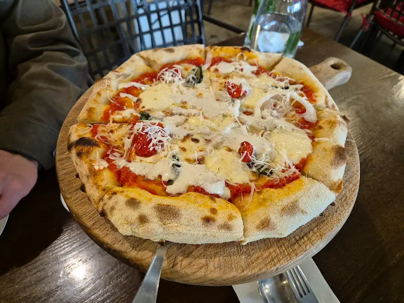 나무 도마 위에 올려진 마르게리따 피자