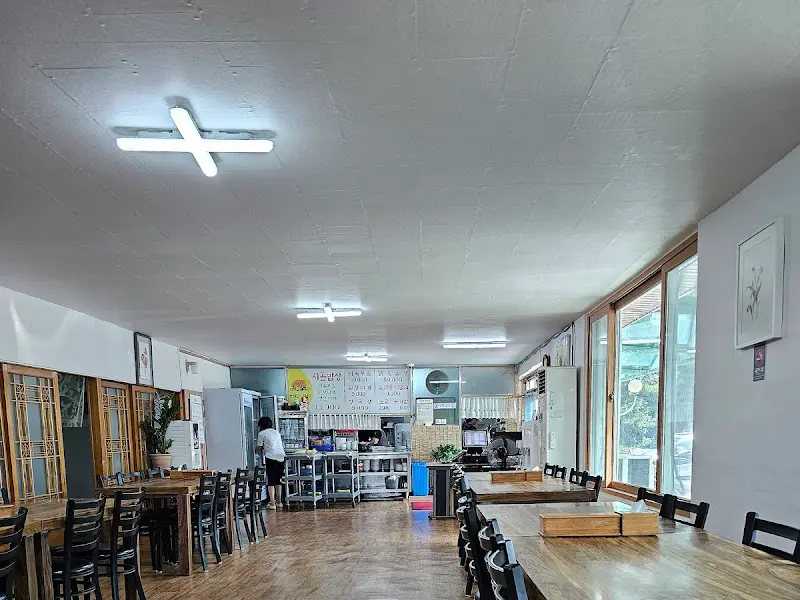 넓은 홀과 테이블