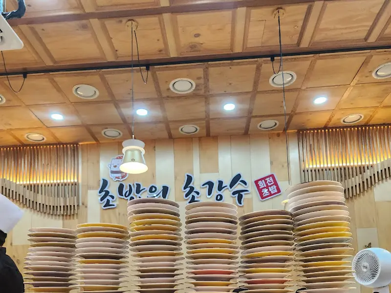 쌓여있는 접시 더미